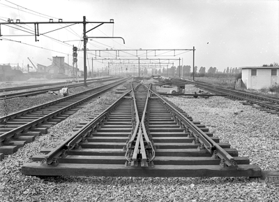 167263 Afbeelding van een in aanbouw zijnde spoorkruising met beweegbare puntstukken op het emplacement (oostzijde) te ...